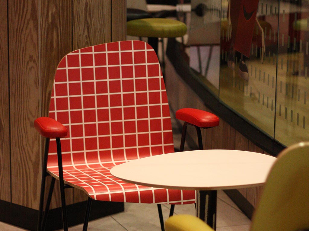 Imagen de sillas de diseño en nuestro restaurante McDonald's Marineda City A Coruña