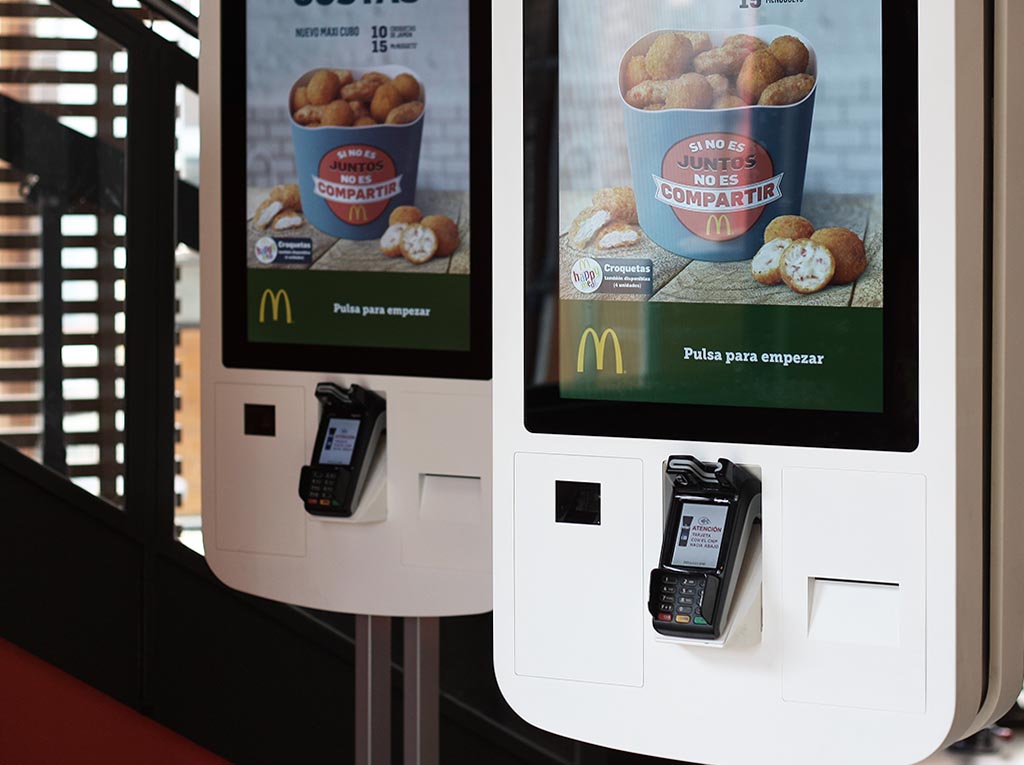Imagen de los kioskos digitales para pedir y pagar sin colas, con todas las ofertas de nuestro restaurante McDonald's Agrela Coruña