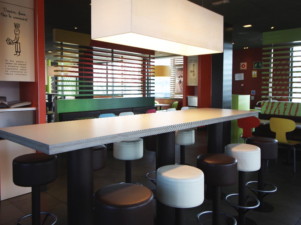 Imagen de nuestras mesas para grupos y pandillas en McDonald's Agrela coruña