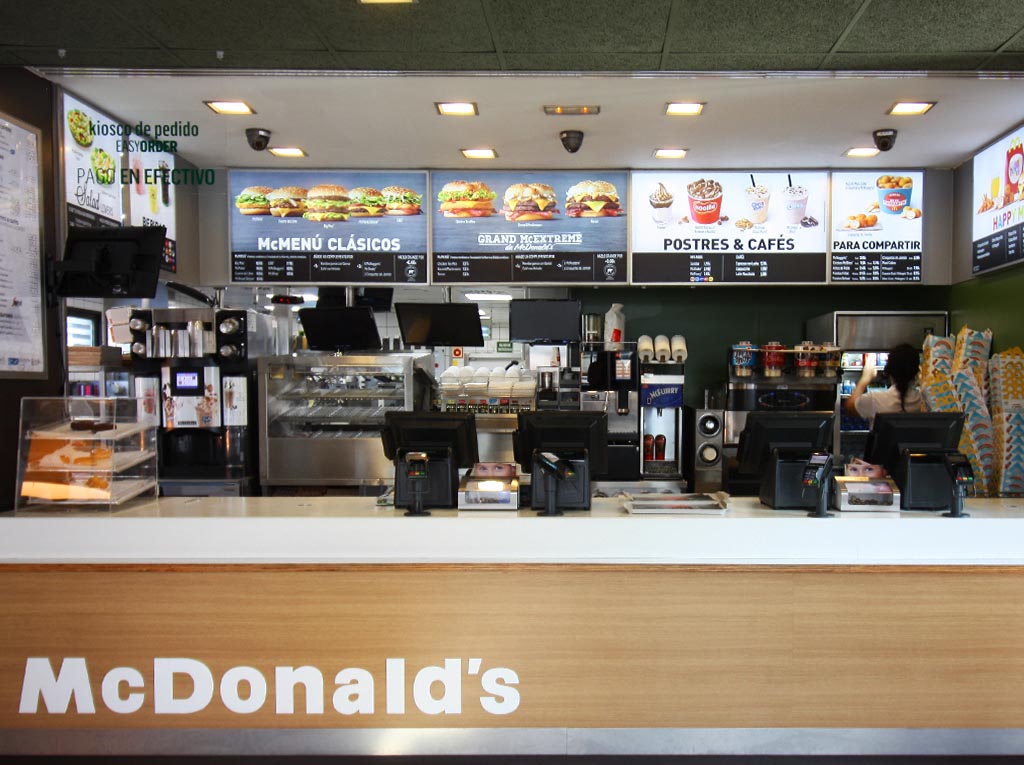 Imagen de la amplia y cómoda zona de pedidos y recepción de tus menús en nuestro Restaurante McDonald's de Agrela en Coruña