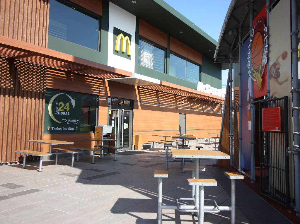 Imagen de la entrada al McDonald's agrela, que dispone de un Ronald Gym con zona de juegos infantiles gratuita y cubierta justo enfrente a nuestra terraza exclusiva