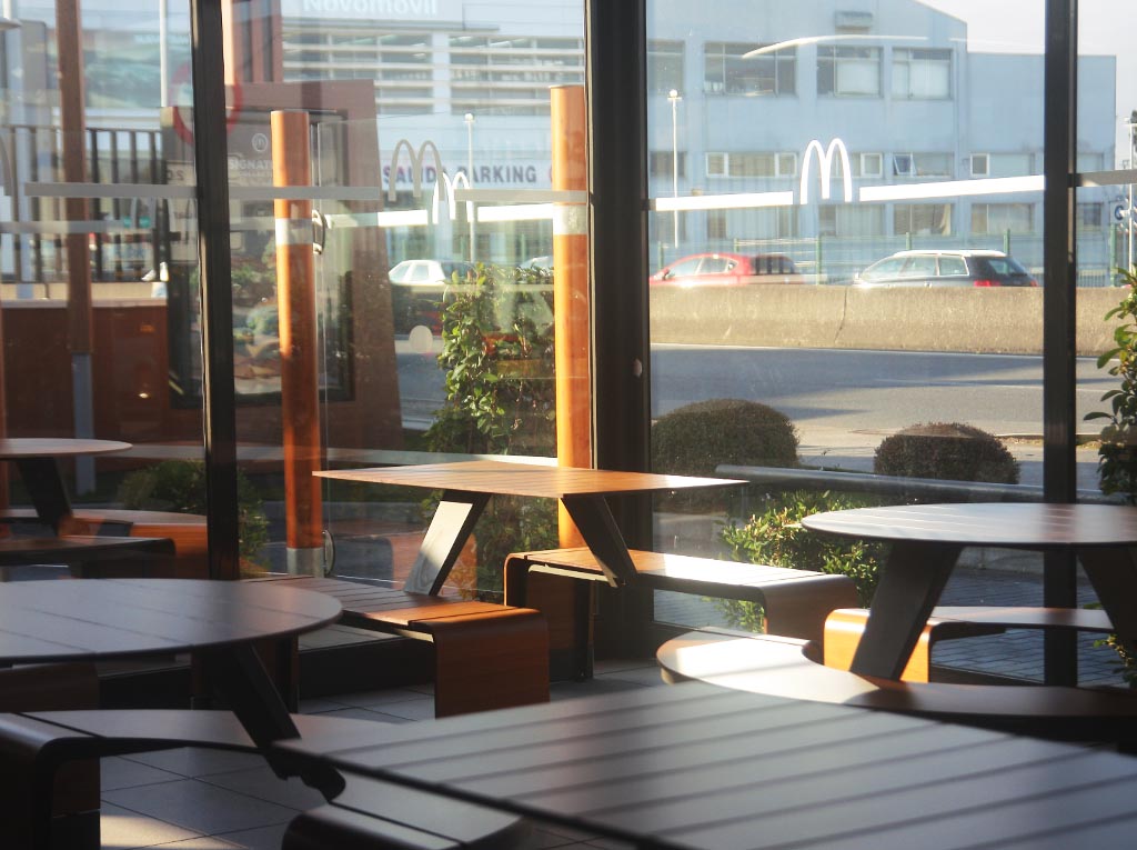 Imagen de los amplios ventanales con mucha luz natural en tu restaurante McDonald's preferido en Oleiros Coruña