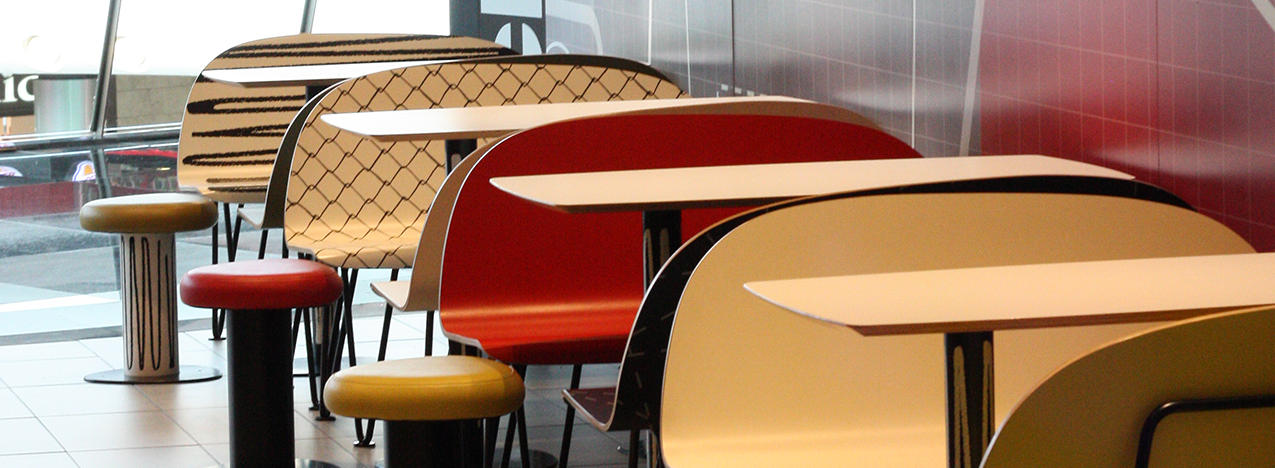 Imagen de nuestras mesas y silla de diseño en el Restaurante McDonald's del Centro Comercial Marineda City de A Coruña