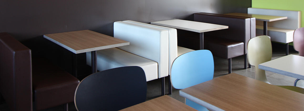 Imagen de mesas, sillas y sofás del restaurante McDonald's en Agrela Coruña